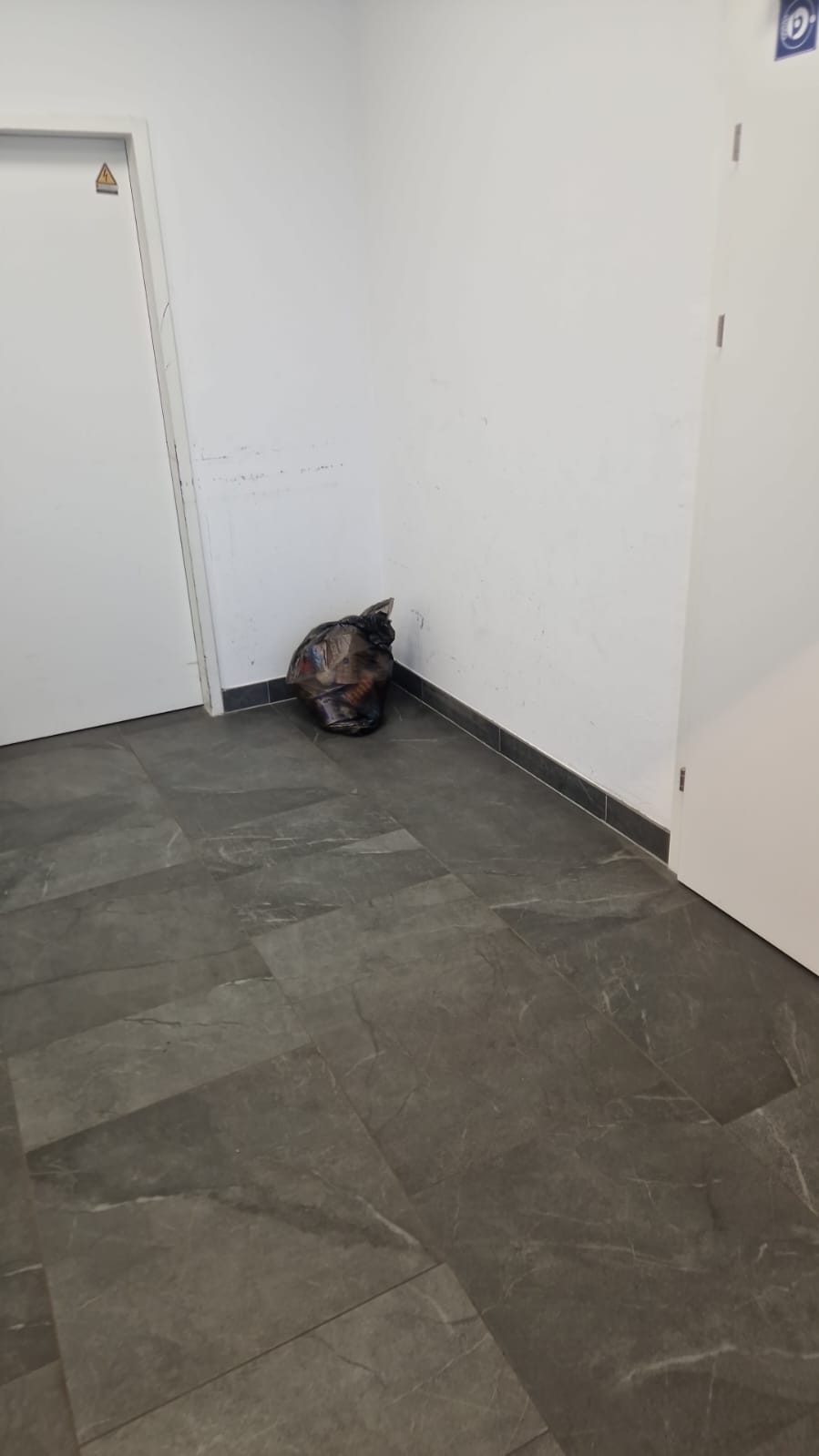 Müllsack im Gang