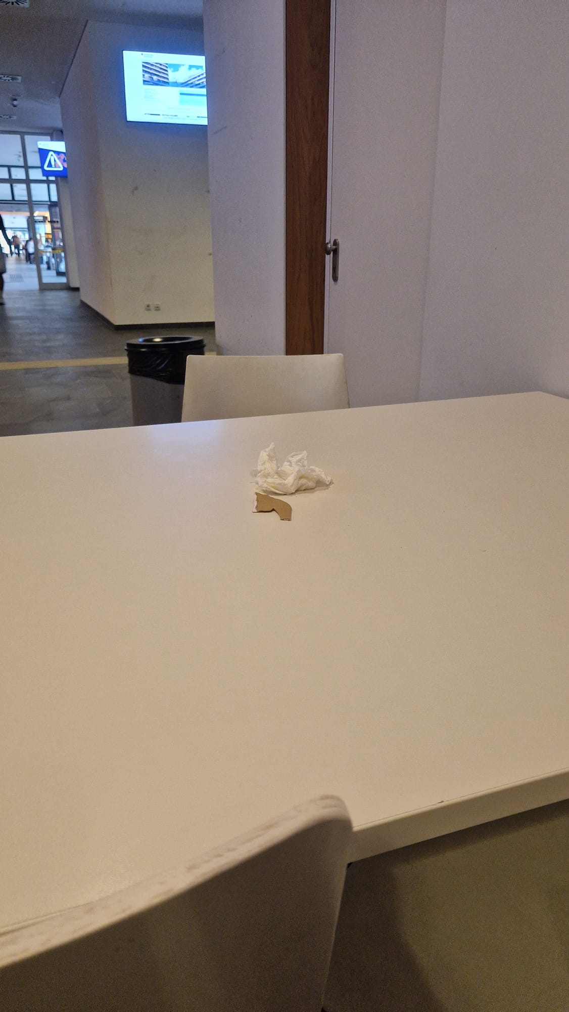 Serviette auf Tisch neben Mülltonne